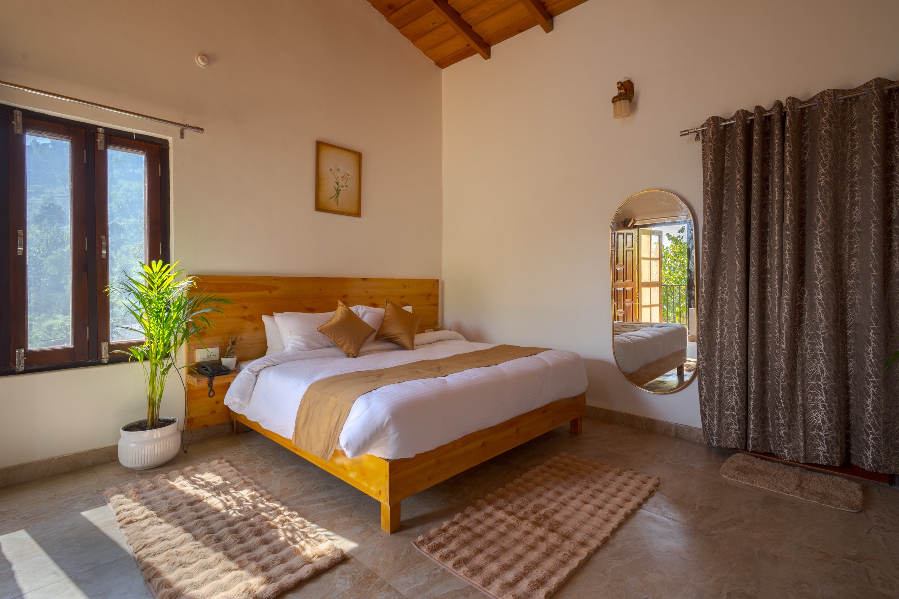 Double room with mirror and balcony