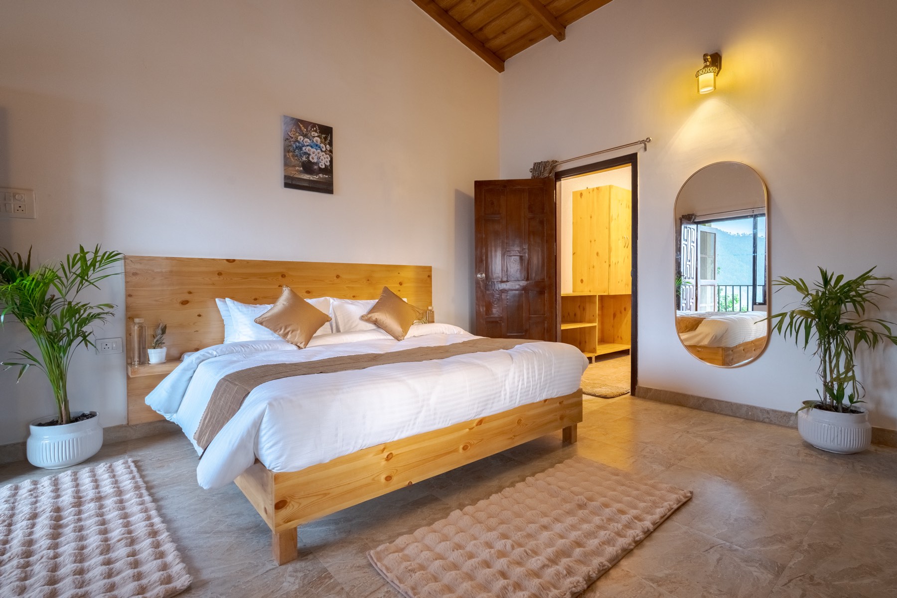 Double room with beamed ceiling and mountain view